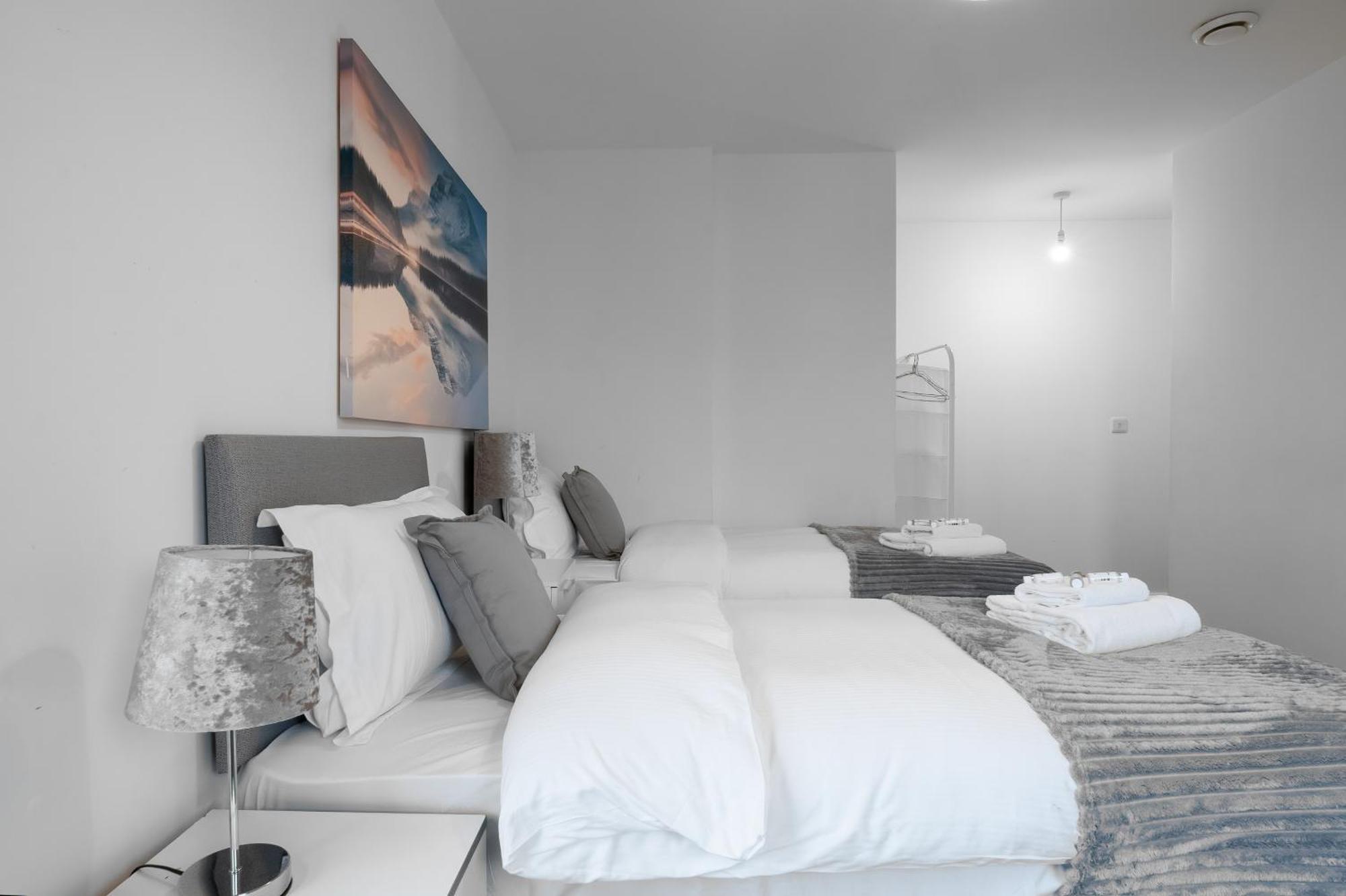 Livestay-New Private Apartment Building Minutes From Heathrow Slough Extérieur photo